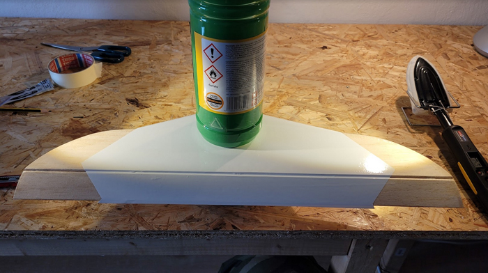 Aufbringen der hellen Folien am Höhenleitwerk