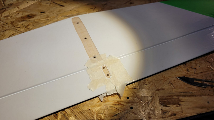 Beschlag Oberseite Höhenleitwerk