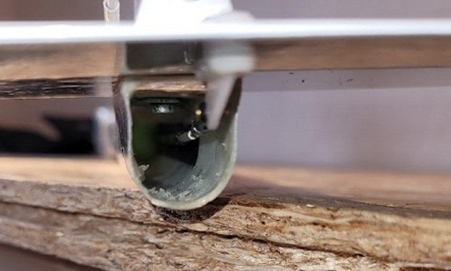 letzte Befestigung des Bowdenzugs im Rumpf vor der Anpassung