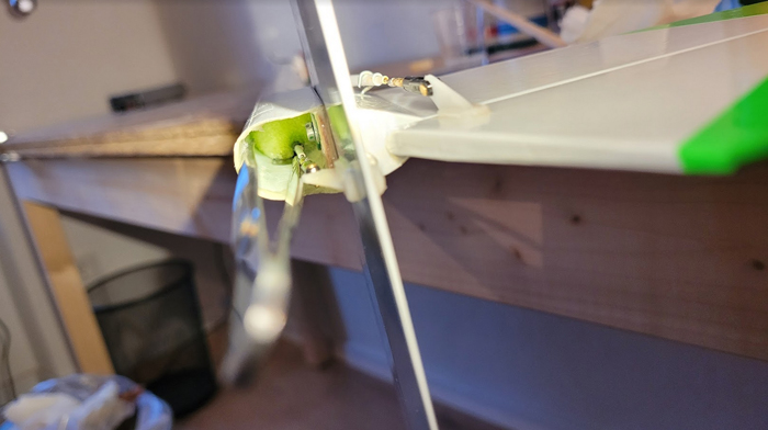 weitere Befestigung des Bowdenzuges im Rumpf eingeklebt