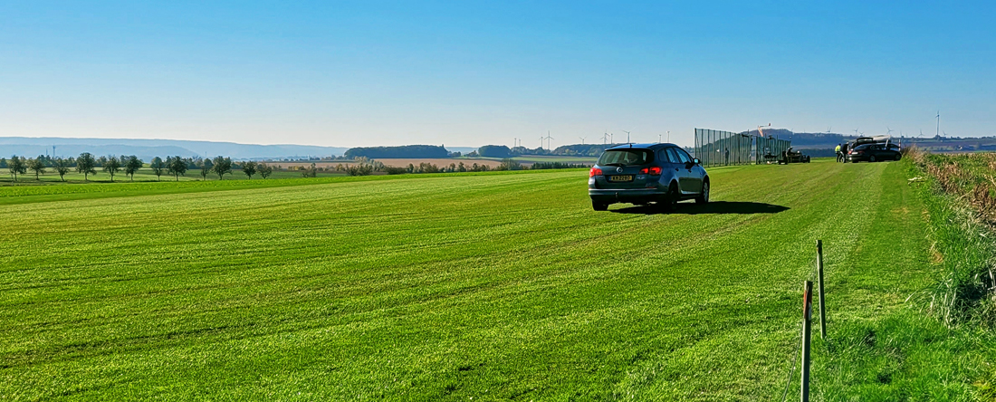 MFV Adler - Autos auf dem Flugplatz