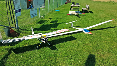 Joker schleppt ASW beim Erstflug